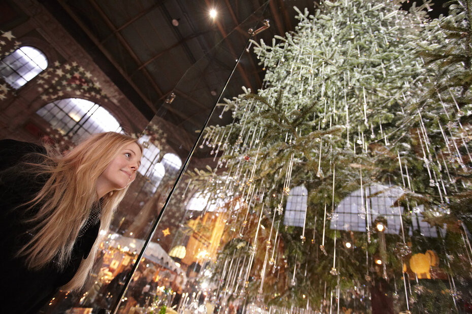 Leucht- und Glitzerpracht: Der riesige Weihnachtsbaum am Zürcher Christkindlimarkt.